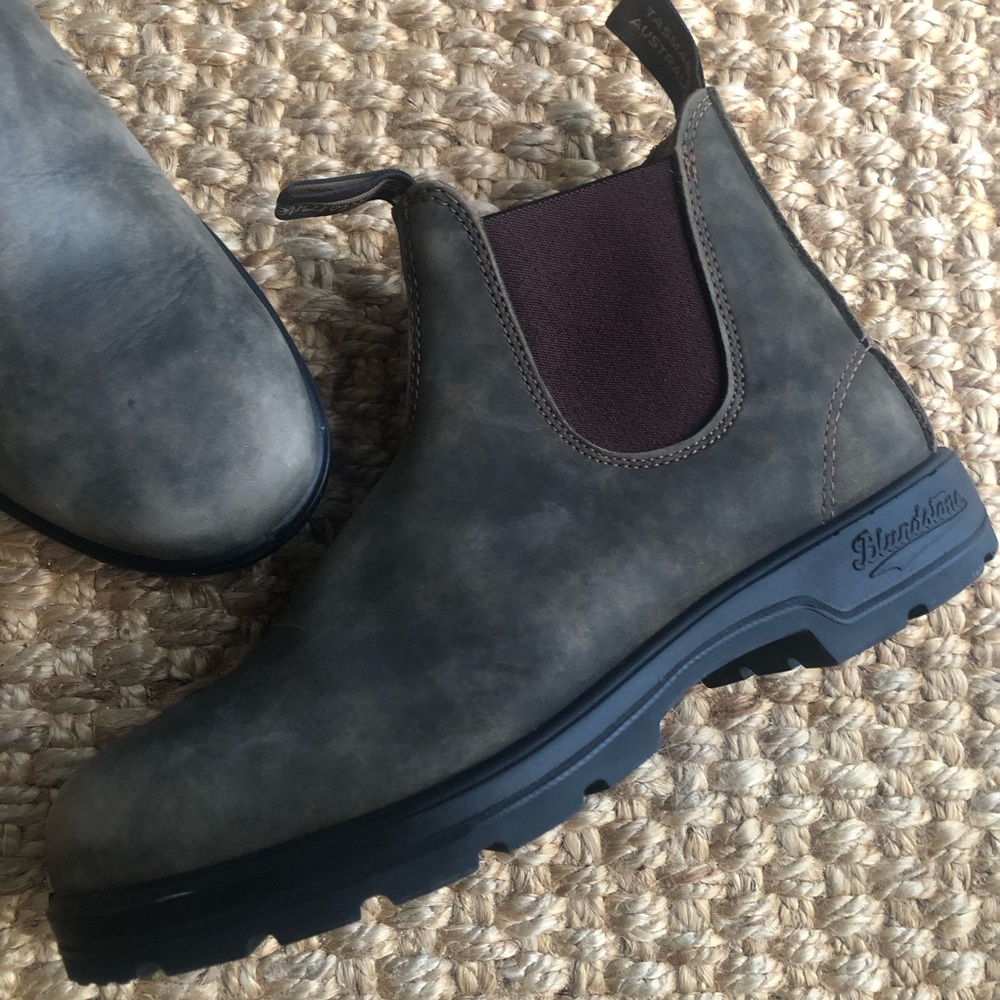 New: Blundstone Classics 585 in Rustic Brown. Size US 8